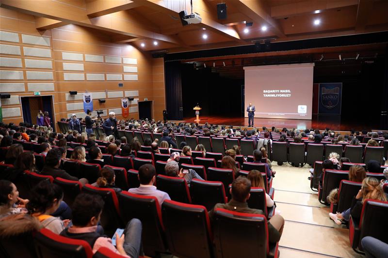 Psikolog -Yazar Prof. Dr. Acar Baltaş, çocuk yetiştirmenin hareketli bir hedefe ateş etmeye benzeterek, “Ayrıca, bir başkasında bulunan özelliğin kendi çocuklarımızd..