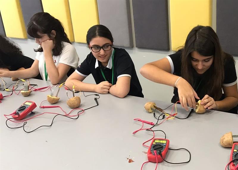 SANKO Okulları Eco School Klubü “Gaziantep Ekolojik Bina”yı ziyaret etti. Ekolojik binayı tanıyıp, enerji tasarrufuna yönelik bilgi edinen öğrencilerimiz, vejetary..