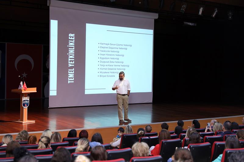 Eğitimpedia Kurucusu Ali Koç, “Çocuklarımızı bilginin yükünü taşıyamaz hale getirmeyin; hangi bilgiye ihtiyacı varsa ihtiyaç duyduğu anda veriniz&rd..