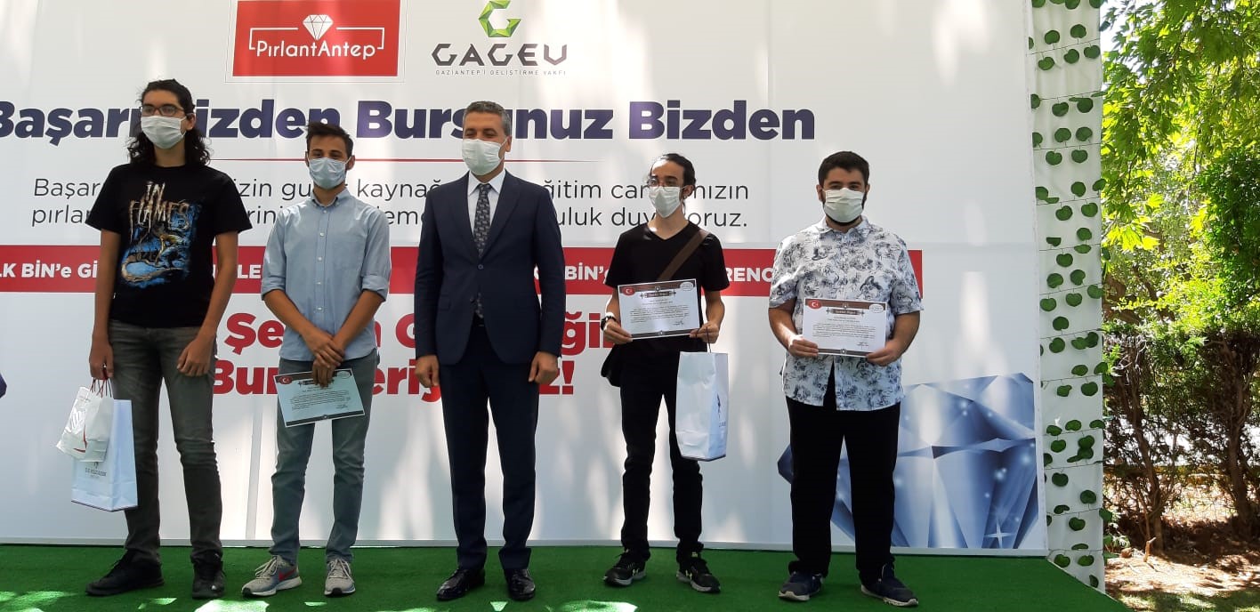 Gaziantep’i Geliştirme Vakfı (GAGEV), Gaziantep’te 2019 Yükseköğretim Kurumları Sınavı’nda (YKS) ilk 5 bine giren öğrenciler başarı bursu ile ödüll..