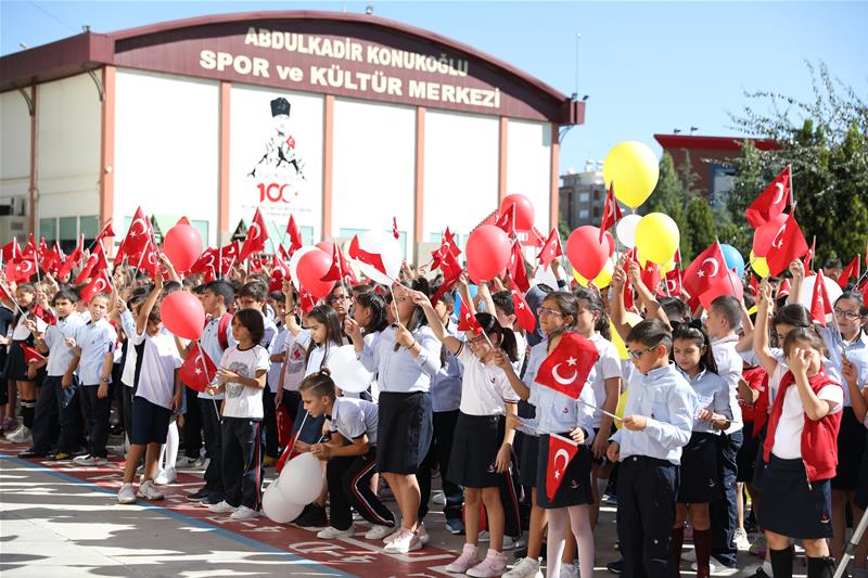 SANKO Okulları okul bahçesinde düzenlediği tören ile 2019-2020 eğitim öğretim yılına coşkuyla başladı.