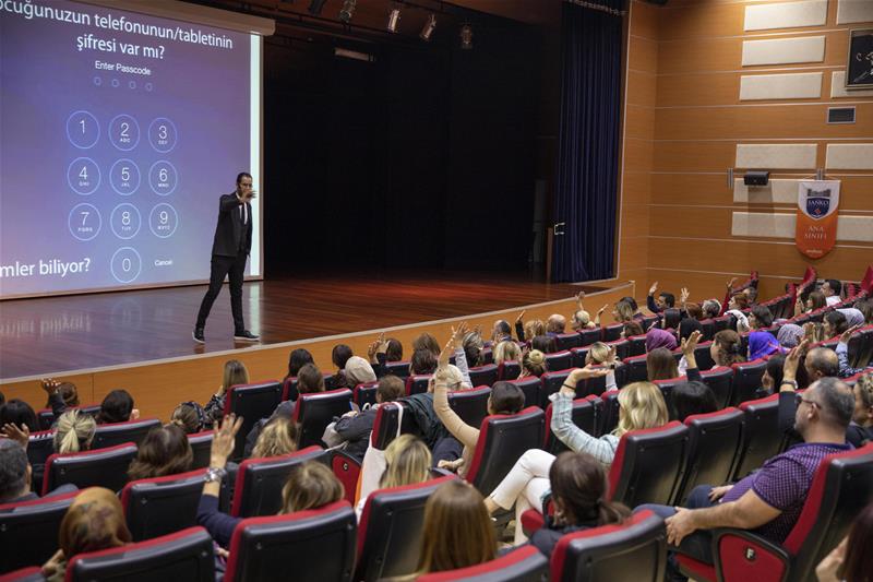 Bahçeşehir Üniversitesi Eğitim Bilimleri Fakültesi Dekan Yardımcısı Doç. Dr. Yavuz Samur, “Çocuklara kitap alırken yaşına uygunluğuna, konusuna ve yazarı..