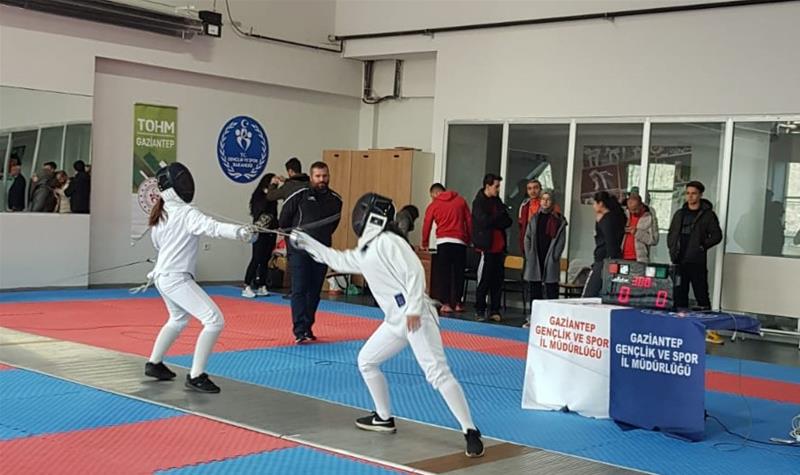 Gaziantep Gençlik Hizmetleri ve Spor İl Müdürlüğü tarafından düzenlenen “Okul Sporları Eskrim İl Birinciliği”nde SANKO Okulları sporcuları ü&..