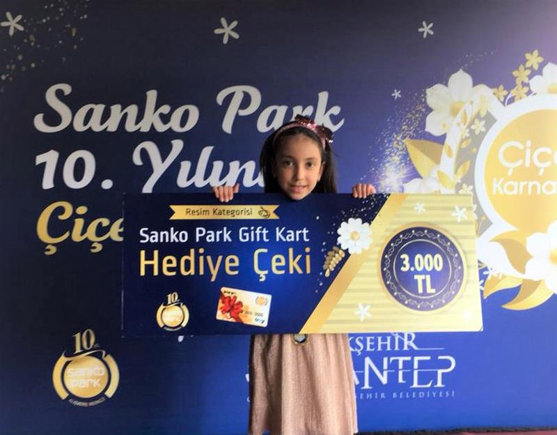 SANKO Park AVM’nin 23 Nisan etkinlikleri kapsamında düzenlediği “Çiçek Temalı Canlı Performans Resim Yarışması”nda SANKO Okulları öğrencisi Defne De..