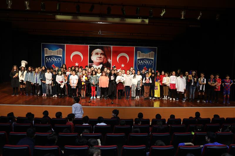 Okulumuz ilkokul ve ortaokul öğrencilerimiz tarafından “Dünya Çocuk Kitapları Haftası” çeşitli etkinliklerle kutlandı.Gönüllü ilkokul ö..