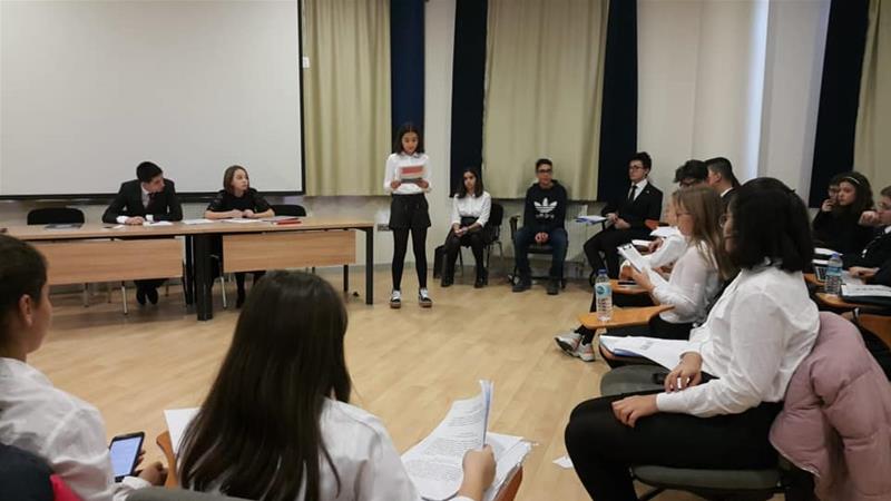 JMUN & MUN kulüp öğrencileri MUN konferanslarına hazırlık çalışmaları kapsamında ortak bir MUN simülasyon komitesinde buluştular. Lise öğrencilerinin tecrübel..