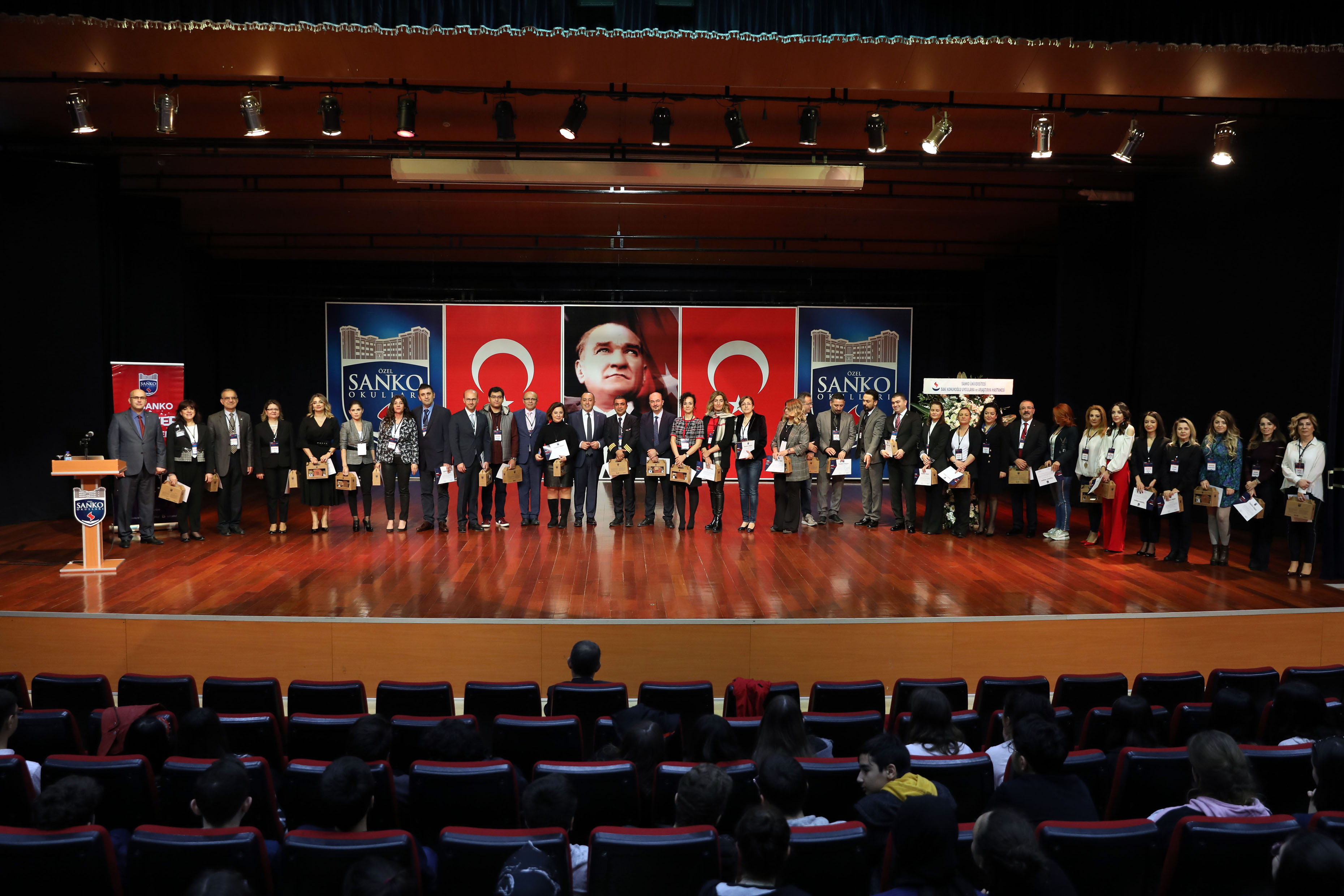 SANKO Üniversitesi Rektörü Prof. Dr. Güner Dağlı, bilginin çok hızlı ilerlediği bu dönemde bilimin farklı alanları ile ilgili bilgi sahibi olmanın öne &c..