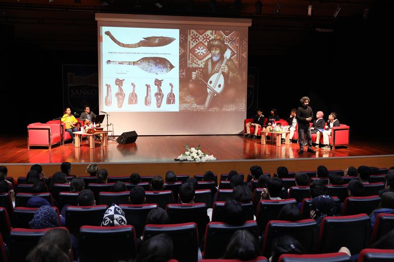 Kökeni, İslamiyet Öncesi Türk Edebiyatı Dönemindeki Şaman kültürüne dayanan “Aşıklık Geleneği” ile ilgili sunumda Gaziantep Üniversitesi K..