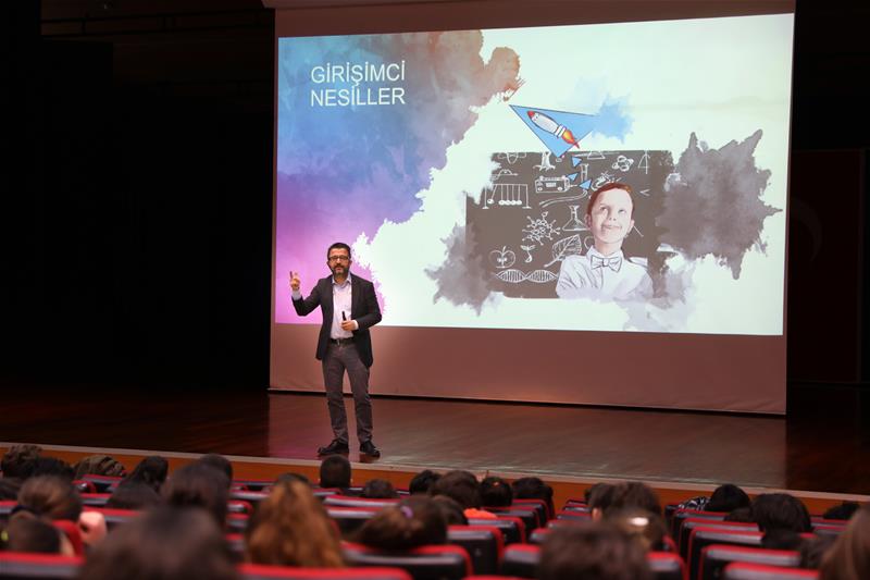 SANKO Okulları “Teknoloji ve Geleceğin Meslekleri” konulu sunumda Prof. Dr. Selçuk Özdemir’i ortaokul ve lise öğrencileriyle bir araya getirdi.Abdulkadir K..