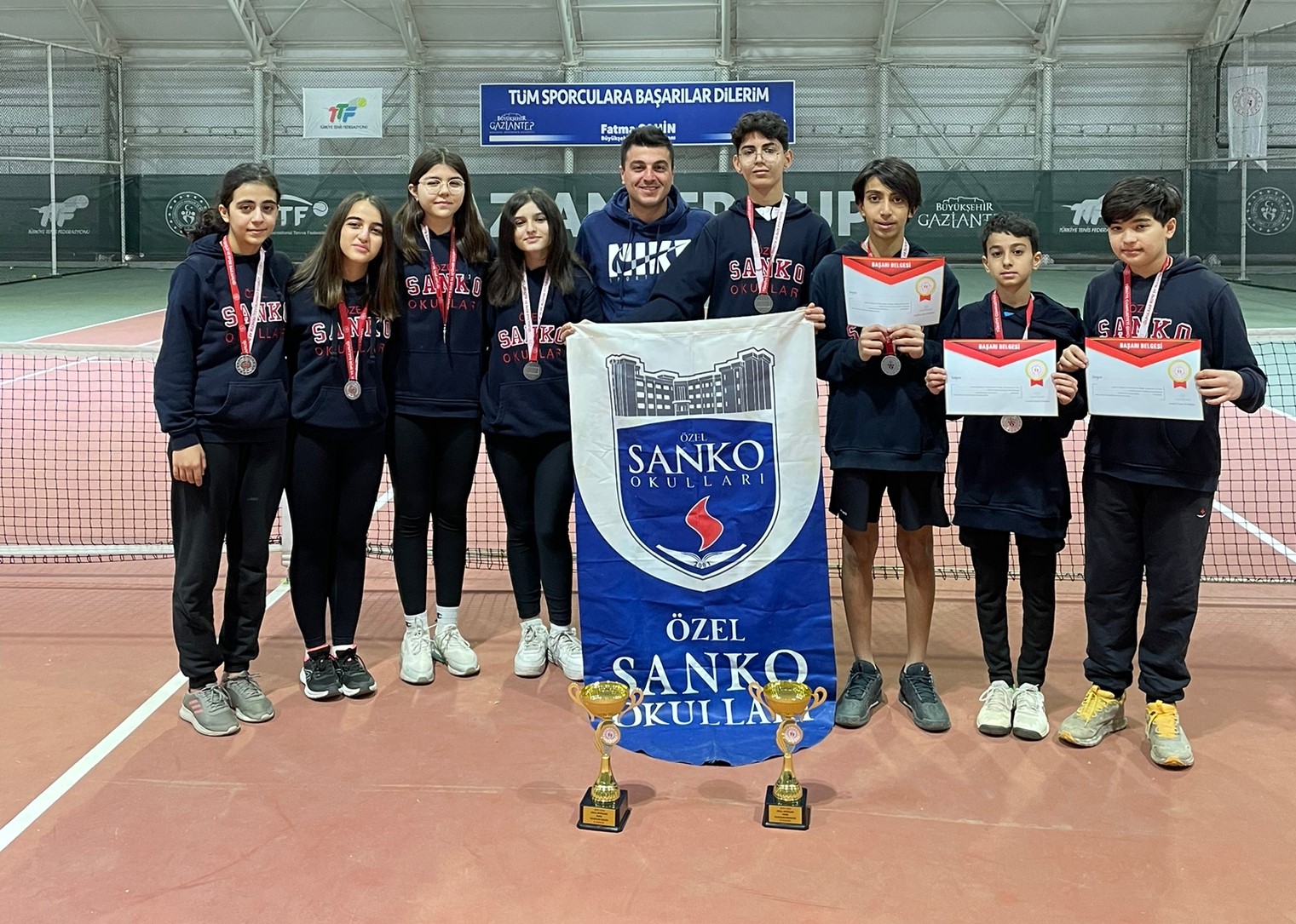 SANKO Okulları Kız Tenis Takımı ve Erkek Tenis Takımı, Gaziantep Gençlik Hizmetleri ve Spor İl Müdürlüğü tarafından düzenlenen “Okul Sporları Kort Tenis..