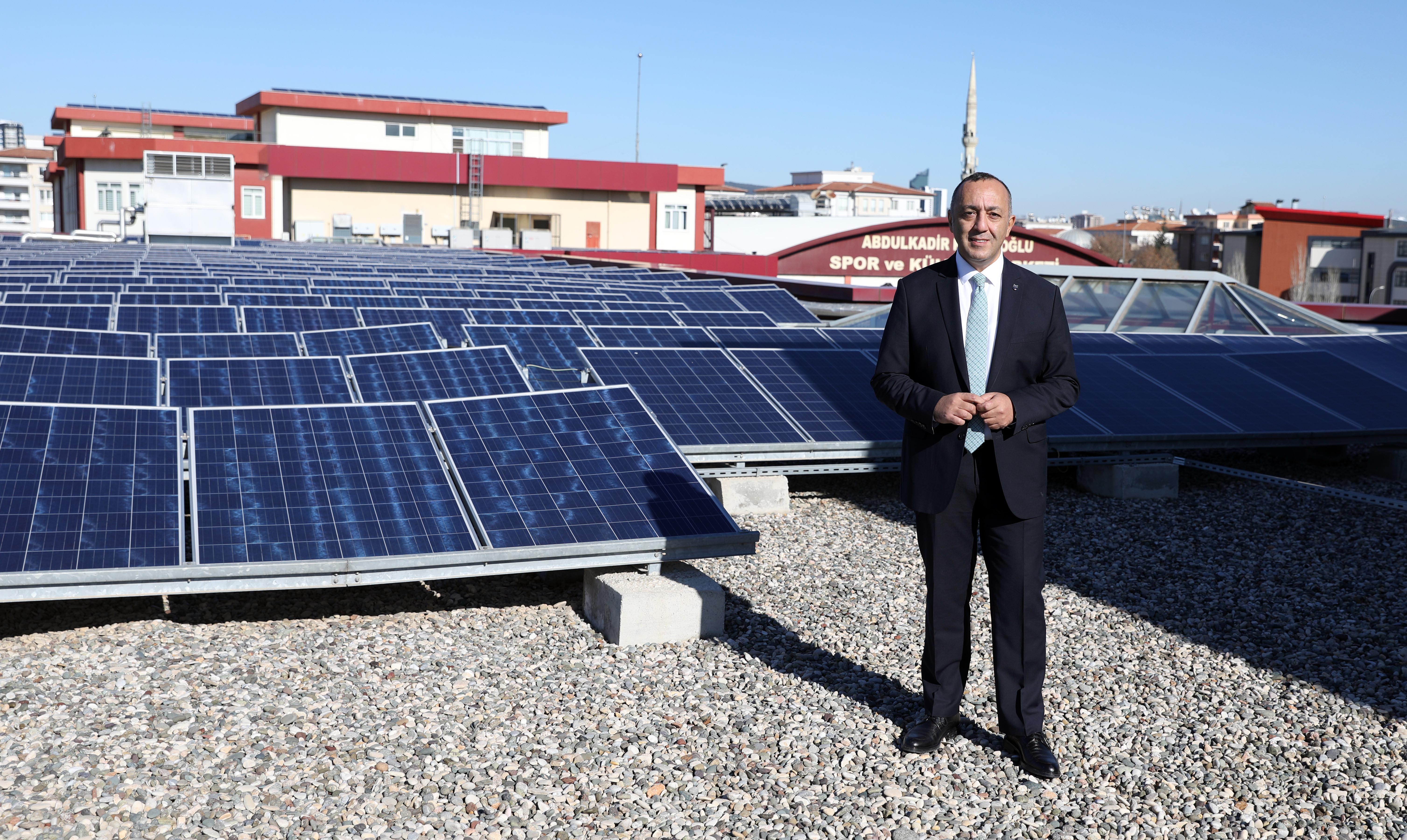 SANKO Okulları, kendi elektrik ihtiyacını karşılamak için okul binasının çatısına kurduğu Güneş Enerjisi Santrali (GES) projesiyle hem elektrik ihtiyacını karşılıyor hem d..