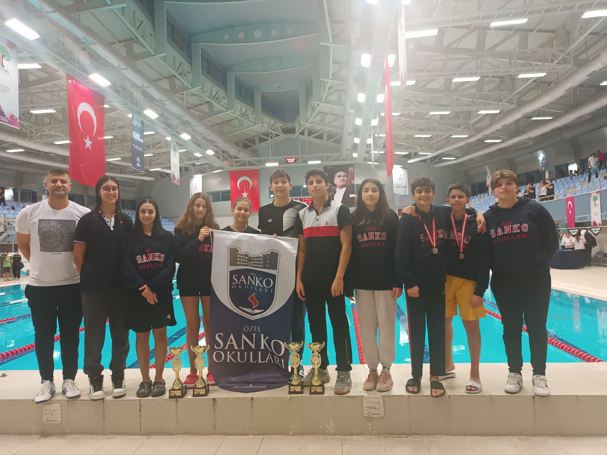 SANKO Okulları öğrencileri, Gaziantep Şehitkamil Belediyesi tarafından düzenlenen “12’nci Geleneksel Cumhuriyet Kupası Yüzme Yarışmasında” 4 kupa ve 32 madal..