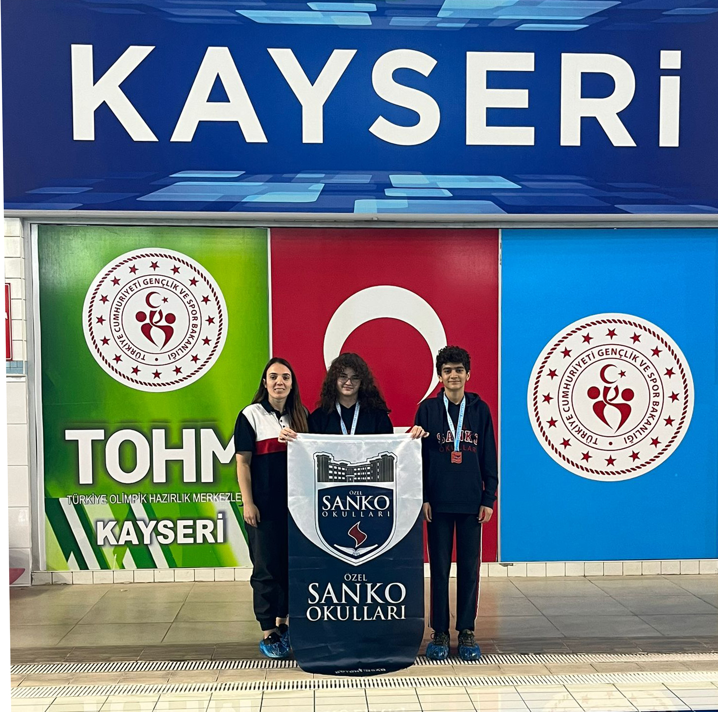 SANKO Okulları öğrencileri, Türkiye Yüzme Federasyonu tarafından Kayseri’de düzenlenen “11-12 Yaş Ulusal Gelişim Ligi Yüzme Müsabakaları”nda b..